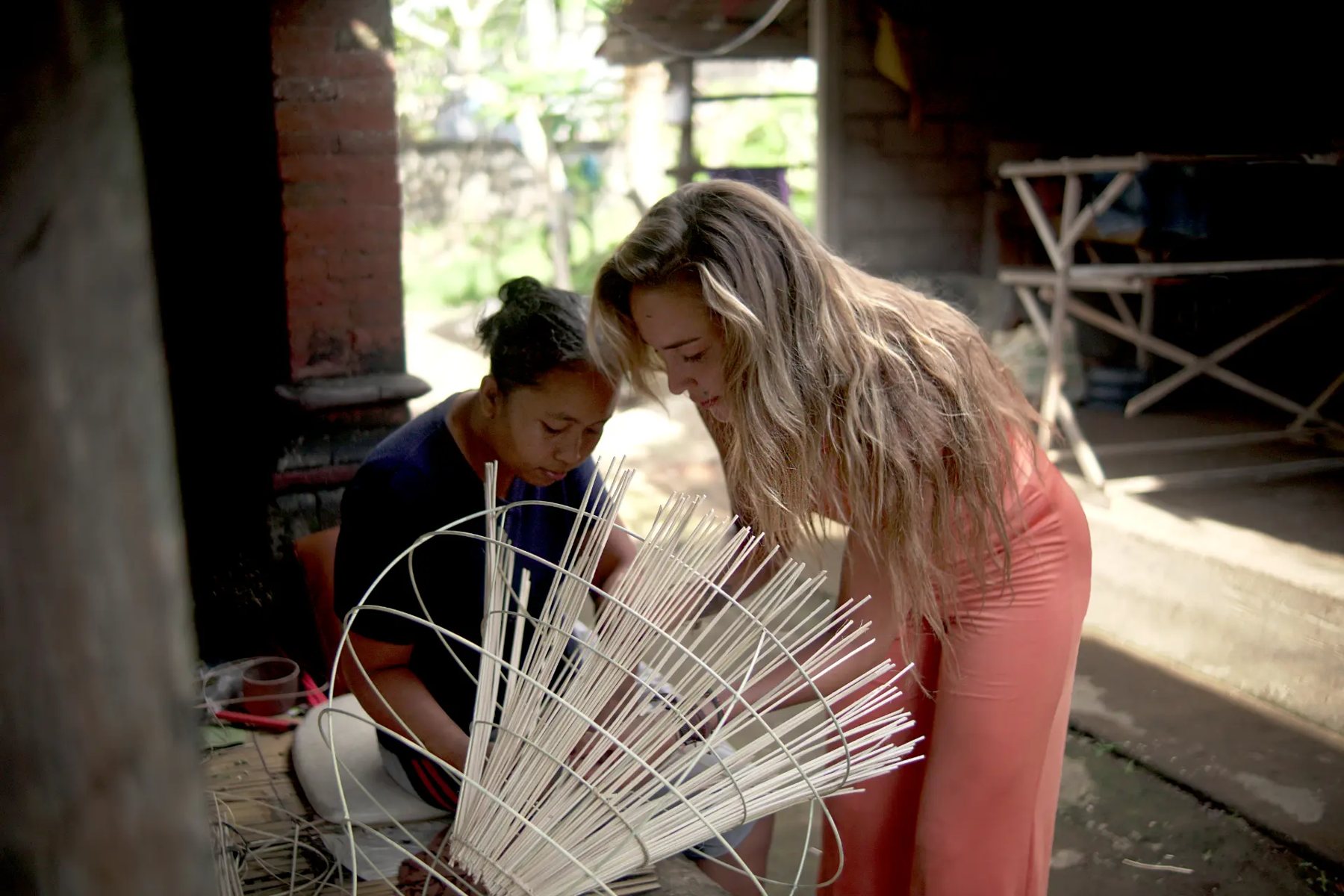 A local craftswoman showing Marije how to weave bamboo